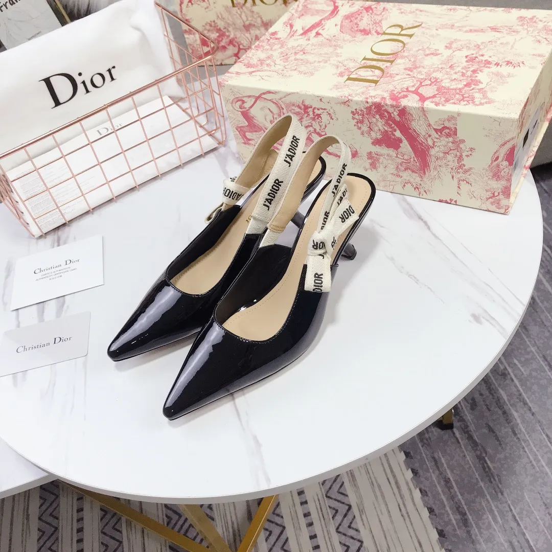 👟👟Ex-factory price 480👟👟 Women's shoes Women's clothing Women's shoes Women's clothing Women's shoes Women's clothing Special material👟👟Ex-factory price 400👠👠👟👟 👟👟Dior's popular sandals are new🔥 🔥 The most popular internet celebrities of the year, the same style as celebrities💁💁. The fabric is imported; calf patent leather (special material), the lining and feet are made of calf leather lining🐑. Original molded heel, heel height 10Cm 6.5cm💘 flat bottom 1.5cm, original molded metal outsole with five-pointed star LOGO mark👟👟. Original bow, 💅 Italian leather outsole. 👄💋 Full set of packaging (clamshell box, cloth bag, card, invoice, one-to-one wrapping paper) 34 40 41 customized